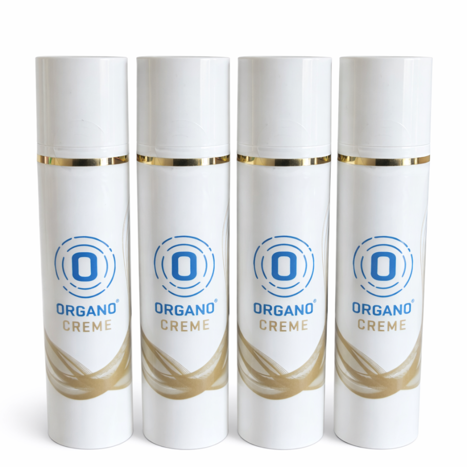 Vier weiße Flaschen mit blauer Schrift, gefüllt mit Organo Creme.