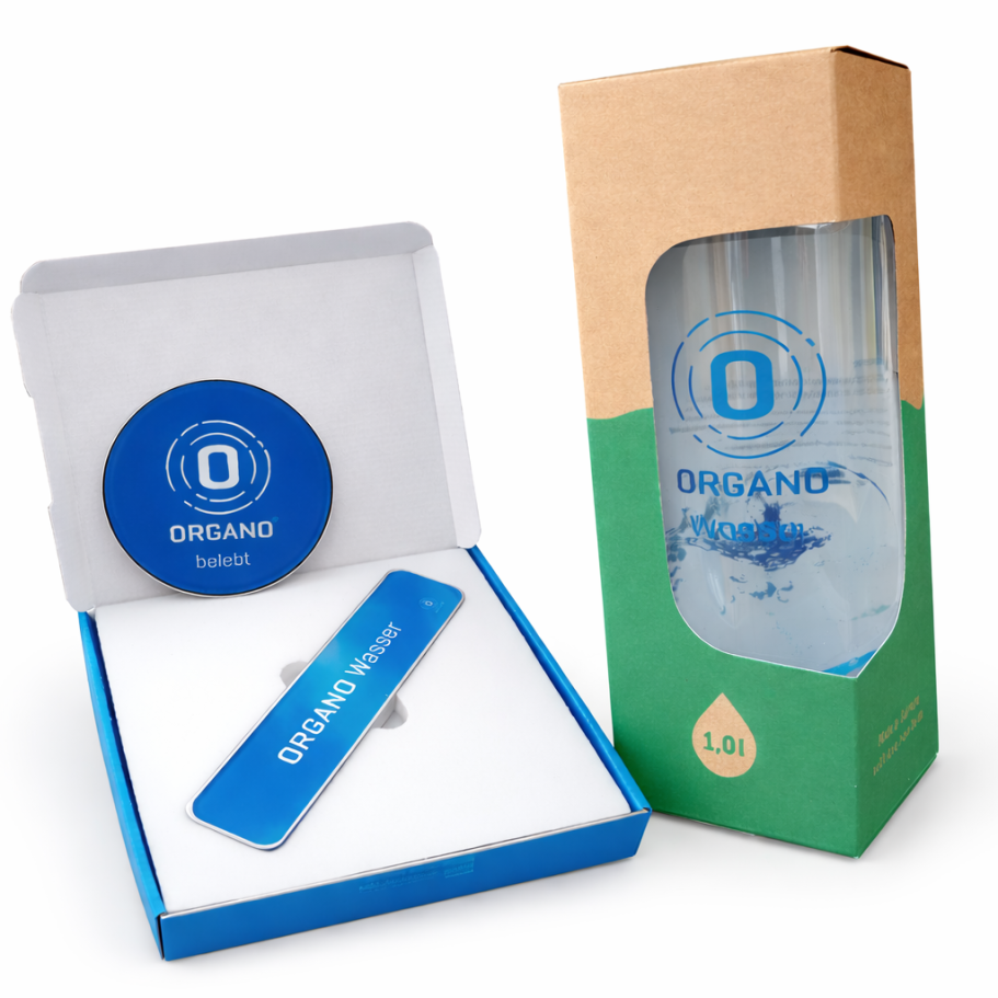 Glasflasche mit blauem Organo Wasser und Organo Wasserbeleber